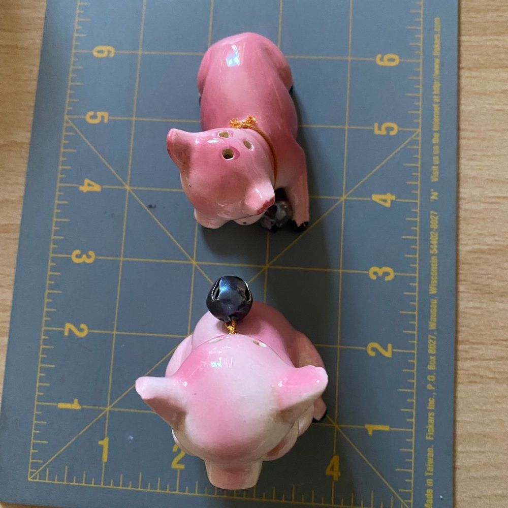 60s anthropomorphic cow & baby cow salt & pepper shakers - bells on neck -Japan - Picture 7 of 11